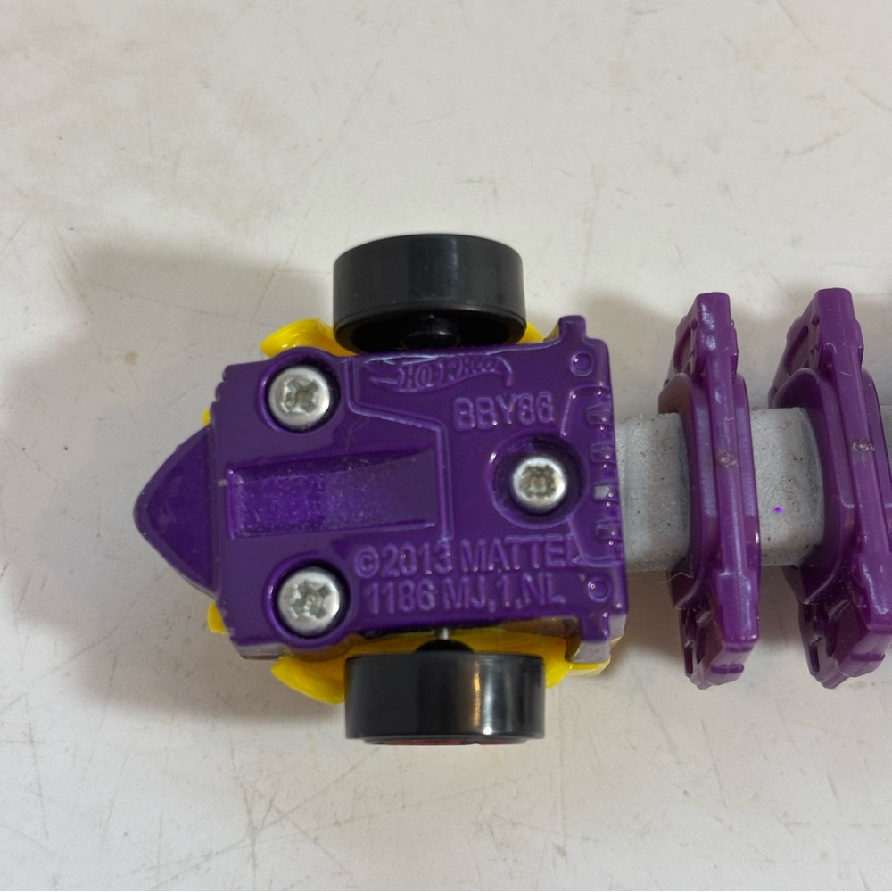 Hot Wheels 2013 mutant machines Scorpion yellow and purple coloured - Picture 9 of 10